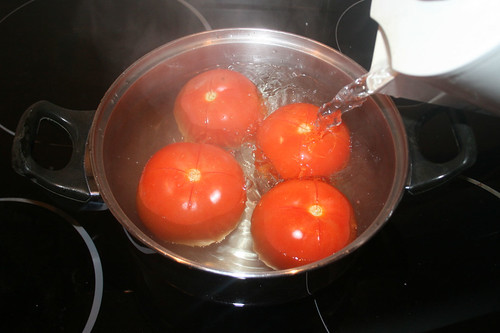 18 - Mit kochendem Wasser überbrühen / Blanch with boiling water