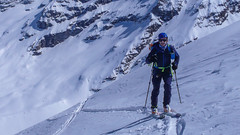 Podejście na przełęcz Coli de Punta Fuora 3108m. W oddali szczyt Gran Paradiso 4061m. Marcin.