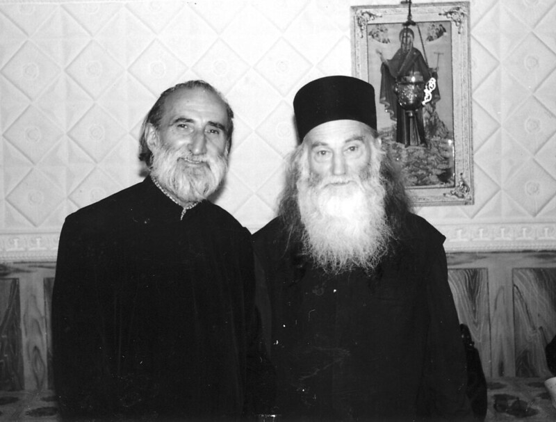 Doi sfinţi ai închisorilor, în anul 1995: Părintele Constantin Voicescu şi Părintele Justin Pârvu, vegheaţi tainic de Maica Domnului, la Mănăstirea Petru Vodă