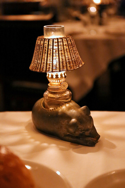 I love this little pig lamp