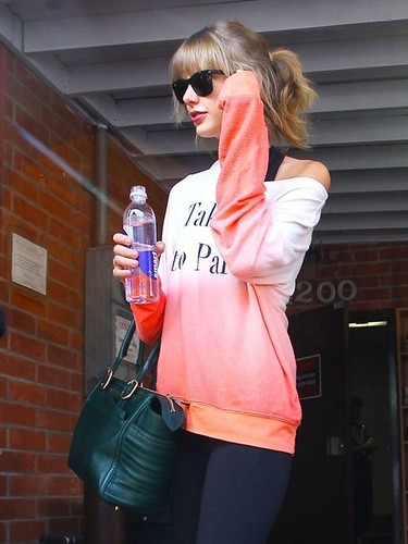 taylor-swift-and-wildfox-first-date-baggy-beach-sweater-gallery
