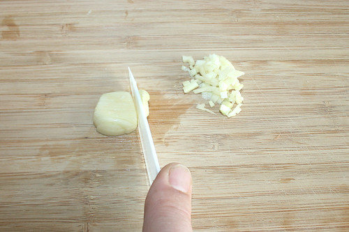 14 - Knoblauch fein würfeln / Dice garlic