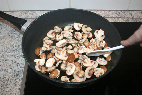 21 - Champignons anbraten / Sauté mushrooms
