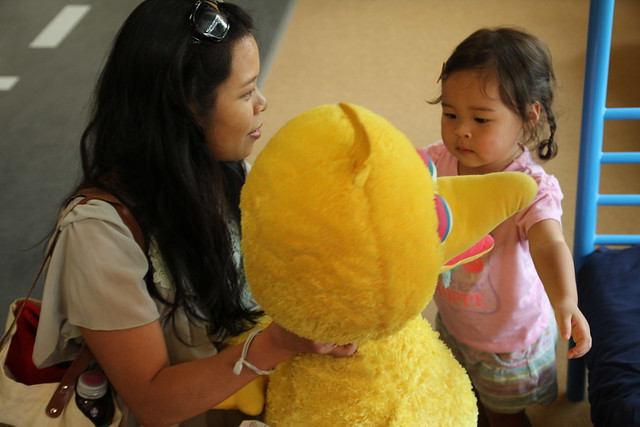 We discovered Big Bird, and of course, Mio had to give him a hug.