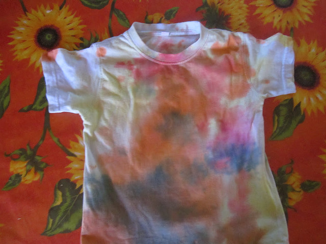 maglietta pasticciata con i colori, attivita' bambini, feste di compleanno