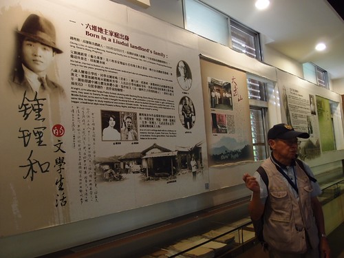 作家鍾理和是美濃人，其創作開啟了台灣農民文學，紀念館中珍藏著許多手稿。