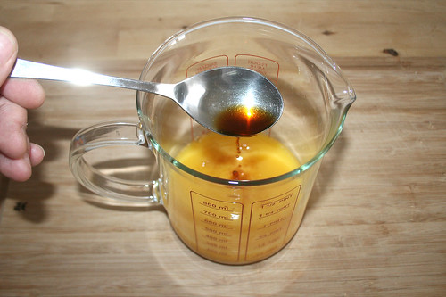13 - Sojasauce zum Orangensaft geben / Add soy sauce