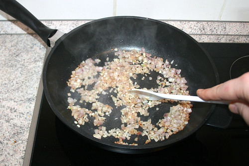 30 - Schalotten & Knoblauch im Bratfett andünsten / Braise onions & garlic lightly in dripping