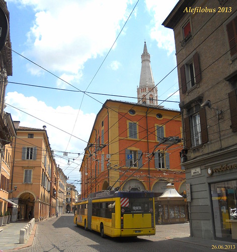 centro di Modena con filobus e Torre Ghirlandina :-)