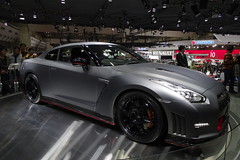 01_NISMO_GT-R_side_front_right