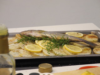 地中海式香料烤魚。