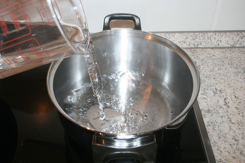 27 - Topf mit Wasser aufsetzen / Bring water to boil