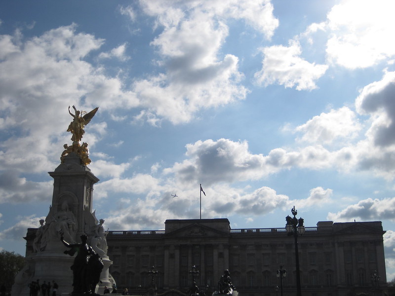 Queen Victoria statue & Buckingham Palace in London
