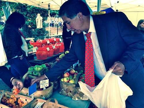 Under Secretary Avalos with fresh apples from the USDA Farmers Market.  Share your favorite local ingredients by mentioning @AMS_USDA and using the #LocalisCool hashtag.