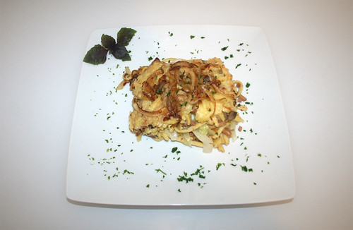 46 - Käsespätzle mit Spitzkohl & Pilzen - Serviert / Cheese spaetzle with pointed cabbage & mushrooms - Served
