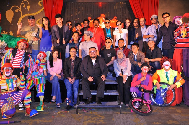 Barisan peserta dan komedian bersama hos Liga Lawak Superstar, Afdlin Shauki