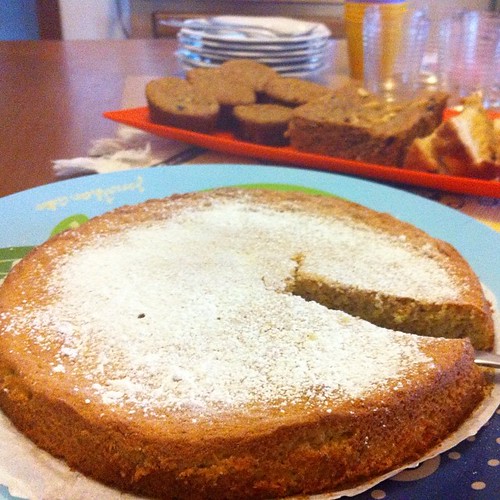 Bolo de farinha de amêndoa, limão siciliano e cardamomo (e atrás o bolo de banana e aveia e chocotone)