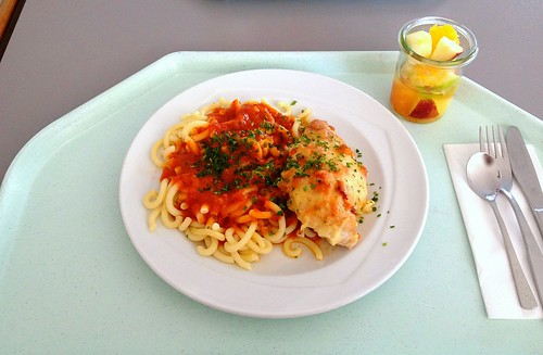 Hähnchenbrust mit Tomaten und Käse gratiniert an Gabelspaghetti mit Tomatensauce / Chicken breast au gratin with cheese and tomato