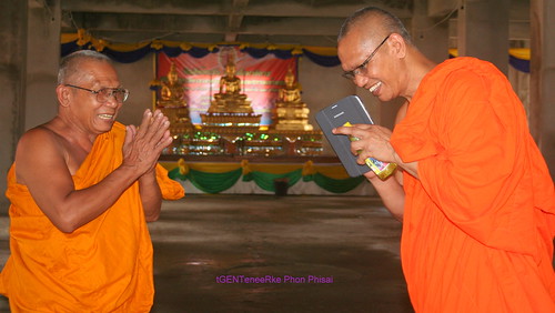 Visitors for the Abbott 8 by tGenteneeRke langs de Mekong Phon Phisai