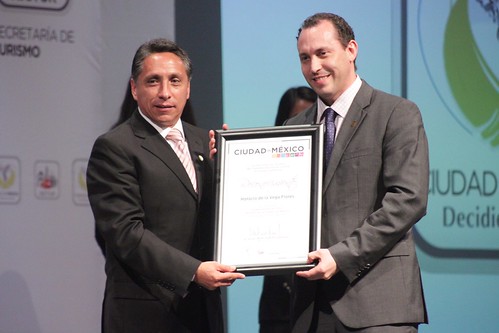 Recibe Horacio de la Vega reconocimiento por el Maratón de la Ciudad de México