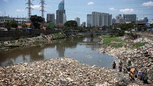 印尼民眾在change.org網站上發起連署，要求賣場業者停止免費提供塑膠袋。 圖片取自連署網站。