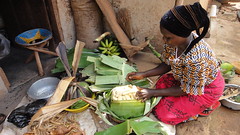 在地村民示範如何料理烏干達常民主食--Matoke，將香蕉蒸煮成泥再拌以花生醬。
