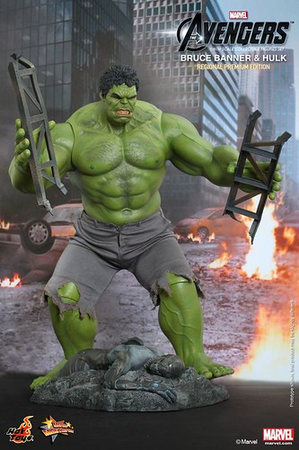 Hot-Toys-The-Avengers-Bruce-Banner-and-Hulk-Collectible-Figures-Set-Regional-Premium-Edition_PR1