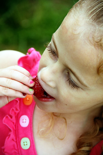 Auttie_closeup-biting-strawberry