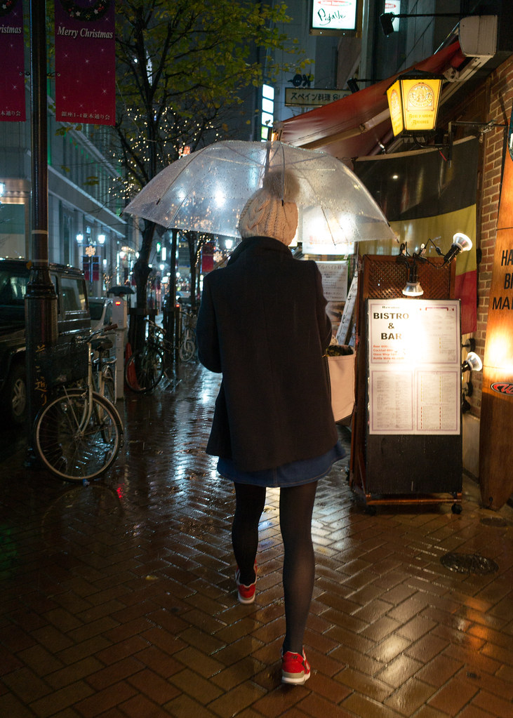 傘を差して歩く女性 2013/12/19 GR011182