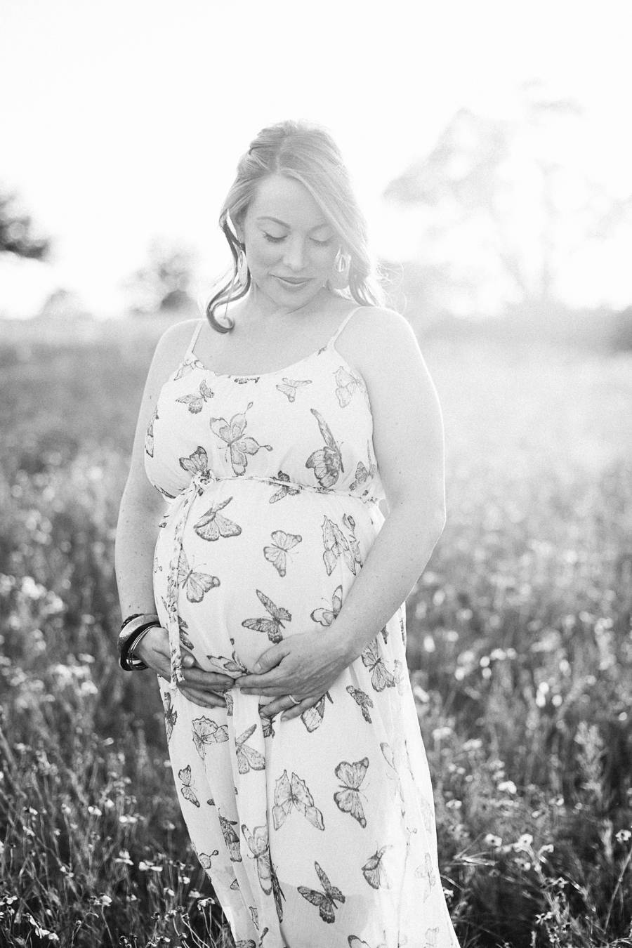 black and white maternity photo in dallas by wildflowers