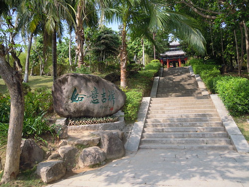 Escaliers dans les jardins du temple de NanShanSi sur l'île de Hainan