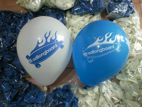 客製化廣告印刷氣球；10吋圓型氣球單面單色印刷；兩種圖案；藍色球印白色墨，白色球印藍色墨；adilongboard by 豆豆氣球材料屋 http://www.dod.com.tw