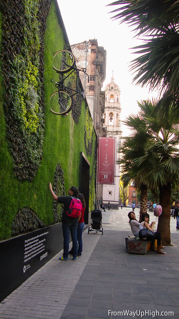 Vertical wall covering the monastery on calle regina