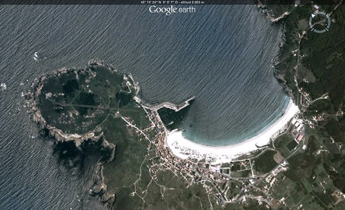 Faro, porto e praia de Laxe