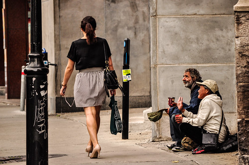 homeless vs passerby　ホームレス