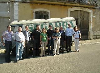 Socios del consorcio europeo que desarrollan el proyecto i-SeTCV delante de la camioneta de SEGARRA en la puerta de la destilería de JULIAN SEGARRA de Chert.