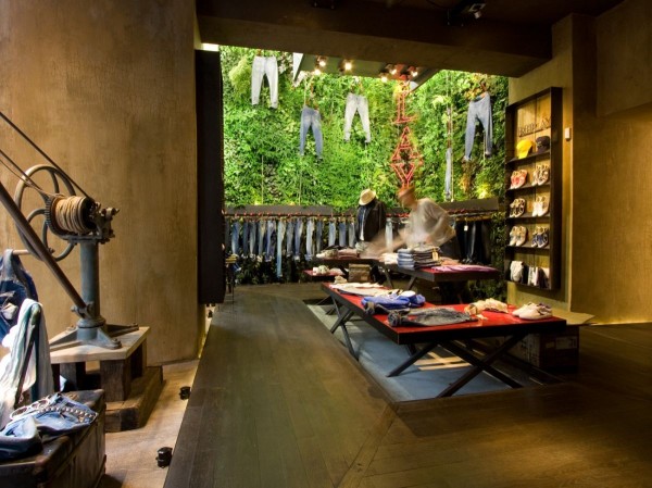 Retail-space-vertical-garden-wall-jeans-600x449