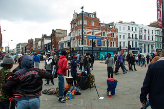 Street performers à la sortie de la station de métro Camden Town