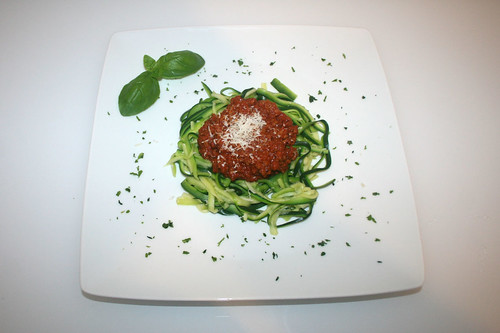 31 - Zucchini-Spaghetti mit Sauce Bolognese / Zucchini spaghetti with sauce bolognese - Serviert