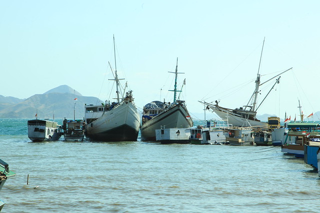Boats tied together, Labuan Bajo, Flores