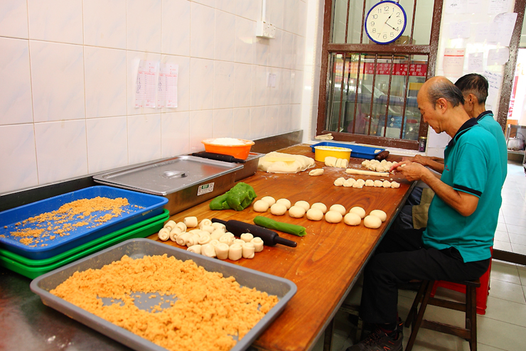 Guan Heong Making-Biscuits