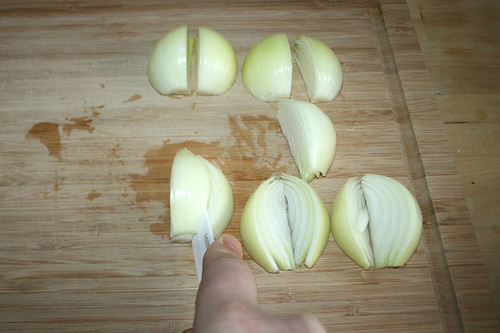 12 - Zwiebeln in Spalten schneiden / Cut onions in chops
