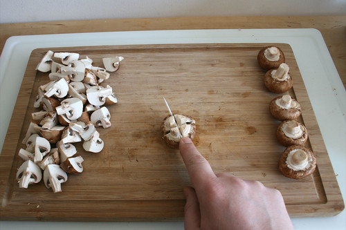 16 - Champignons vierteln / Quarter mushrooms