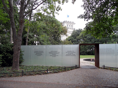 Denkmal für die im Nationalsozialismus ermordeten Sinti und Roma Europas Simsonweg, Berlin-Tiergarten, Juli 2013