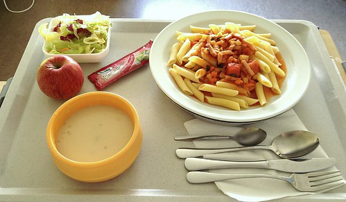 Kohlrabisuppe, Schinkennudeln & Salat / Kohlrabi soup, ham noodles & salad