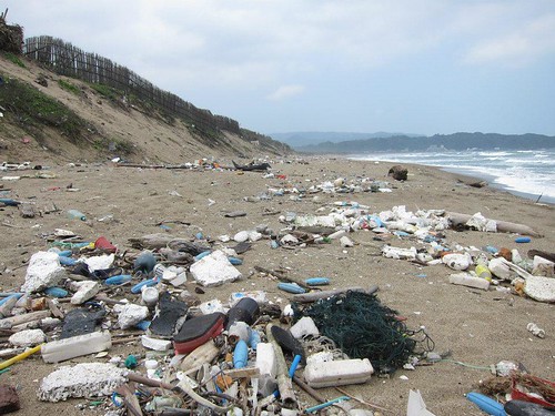 海漂垃圾布滿沙灘