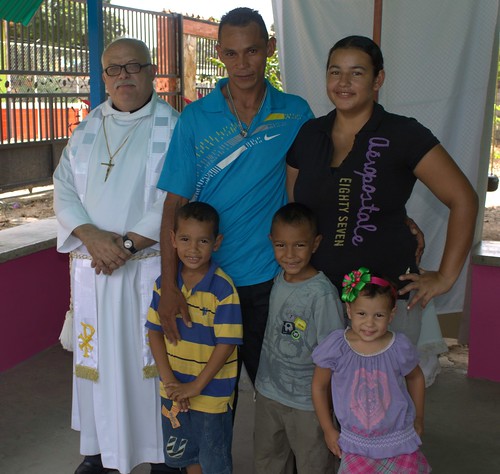Angi Sarai Santana de Garrido and family
