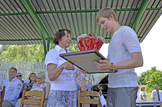 Директор музея Т.М. Мельникова награждает лауреата Премии им. М.Ю. Лермонтова