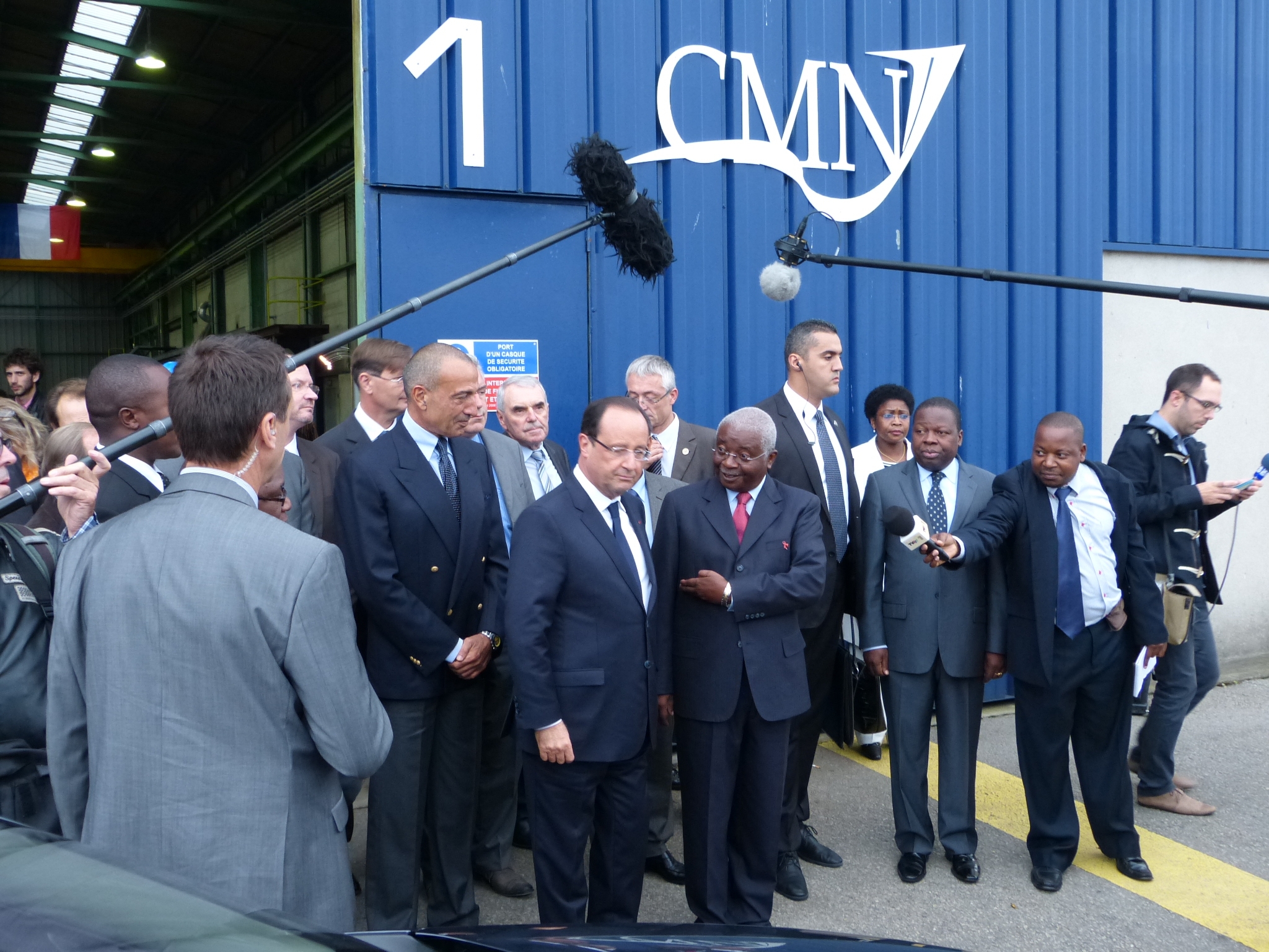 François Hollande et Armando Guebuza président du Mozambique avec les premiers morceaux de tôles décopés aux CMN