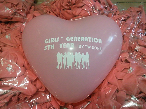 12吋心型標準色氣球，單面單色印刷；粉紅色氣球印白色墨；GIRLS' GENERATION 5TH YEAR by 豆豆氣球材料屋 http://www.dod.com.tw